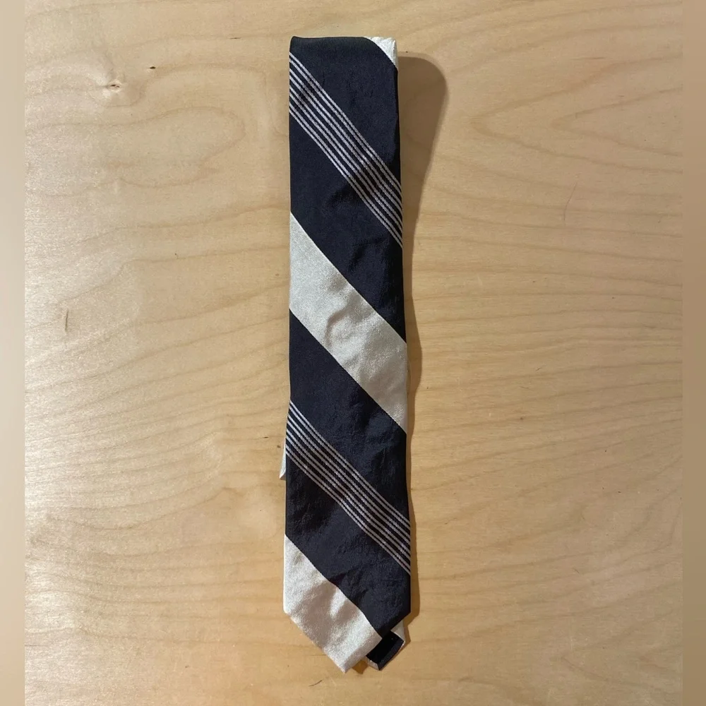 Brooks Brothers Elegant Black and Cream Striped Tie (OO)